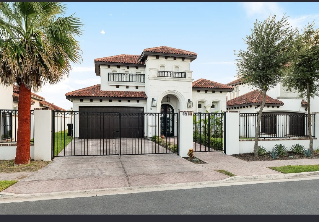 STUNNING HOME WITH MODERN TOUCH